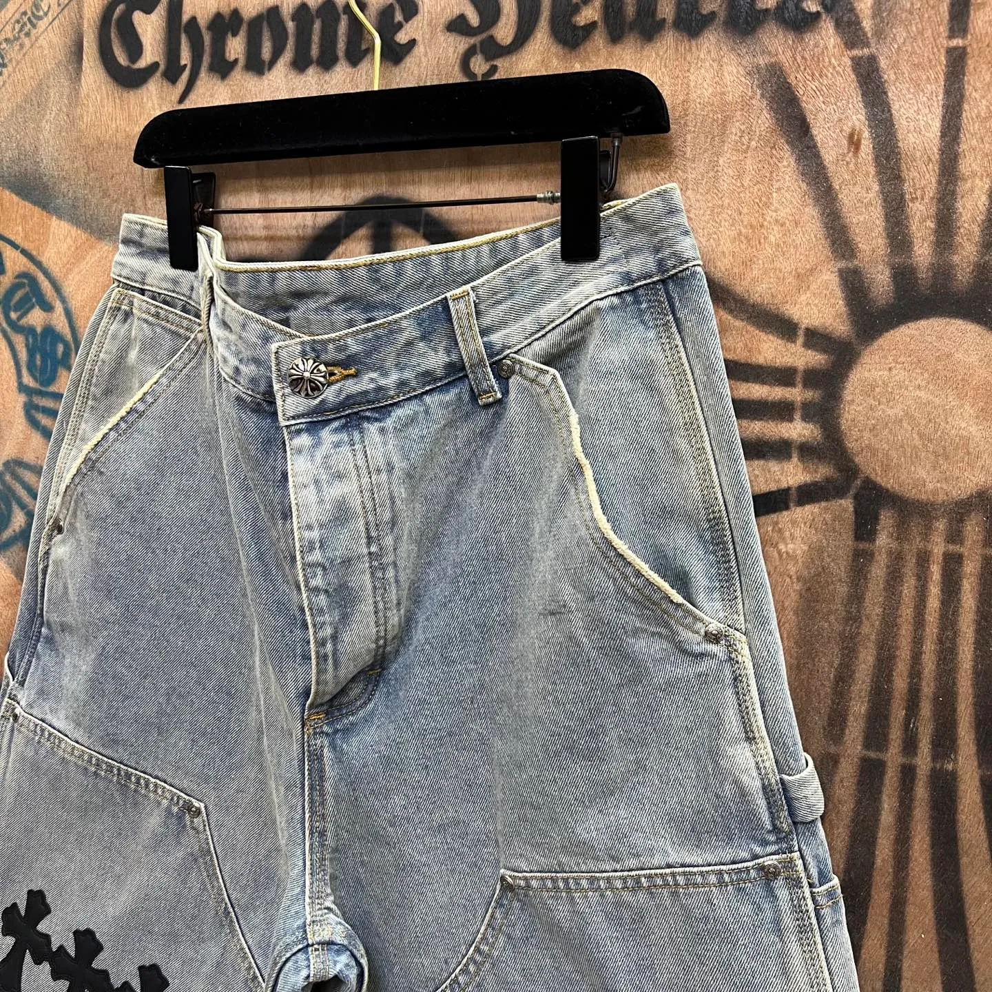 P520 chrome hearts limited series new city limited jeans Chrome Hearts city limited denim shorts vintage levis American made 501 505 517 base version remake Levis American made 501 base version imported sheepskin 925 silver remake Customers provide waist and pants length or height and weight. The studio will select the most suitable base version for you to remake. There are many people doing remakes in the market. Don’t belittle or comment. The difference is visible to the naked eye. See and compare for yourself #CHROME HEARTS Unisex style